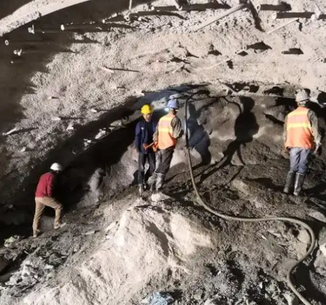 吉木萨尔拱顶带模注浆料的施工流程及注意事项